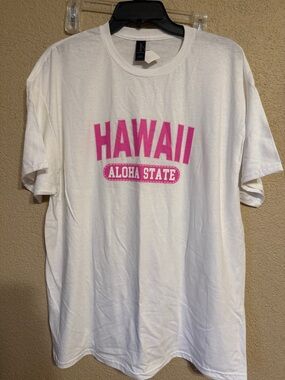 Source Unknown White T-Shirt with Pink HAWAII Aloha State Graphic